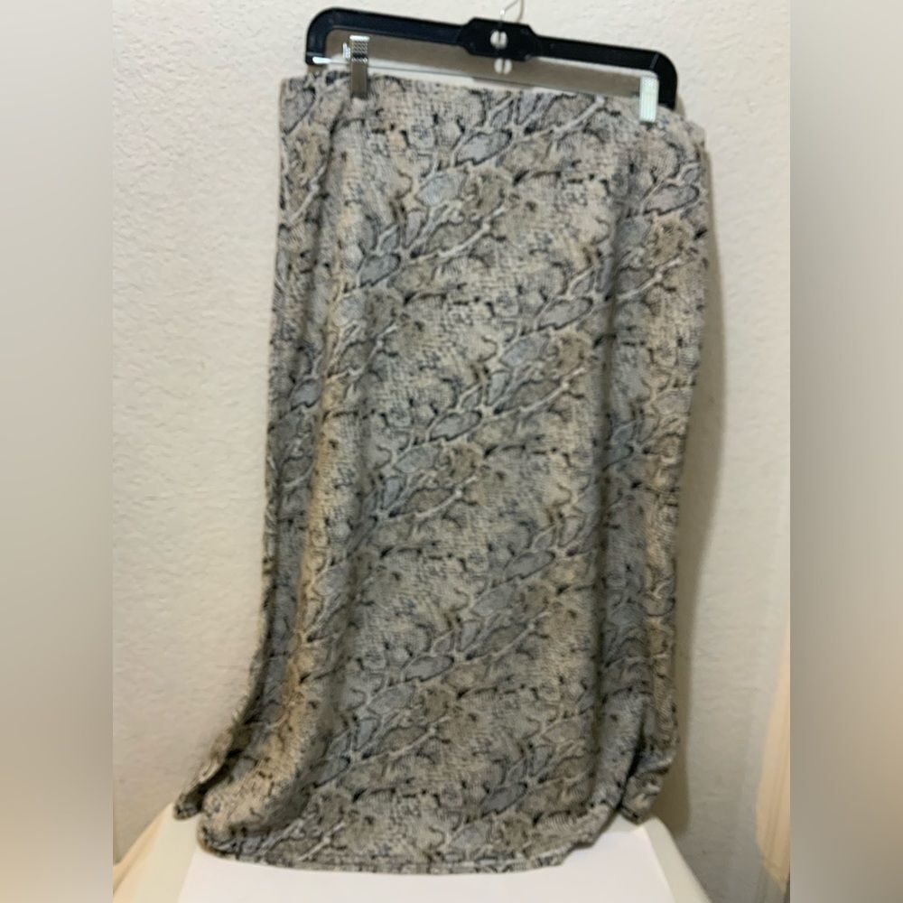 Rachel Zoe cream snake print pull on midi skirt size 12